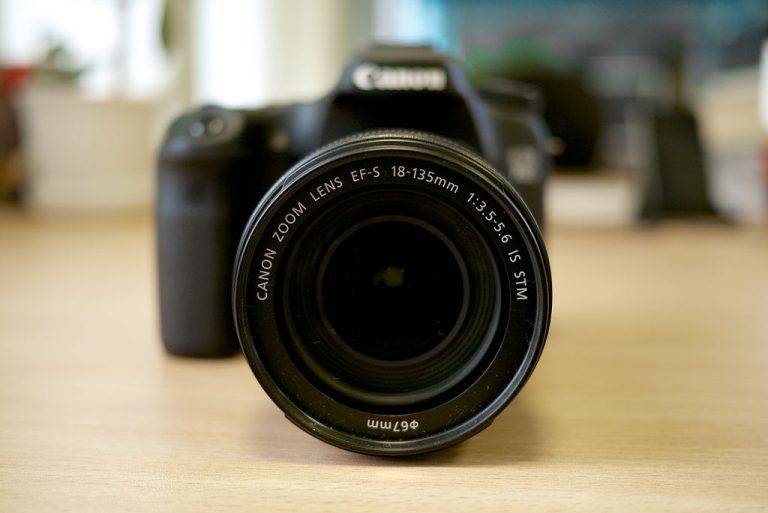 1024px-Canon_EOS_70D_(front_view)